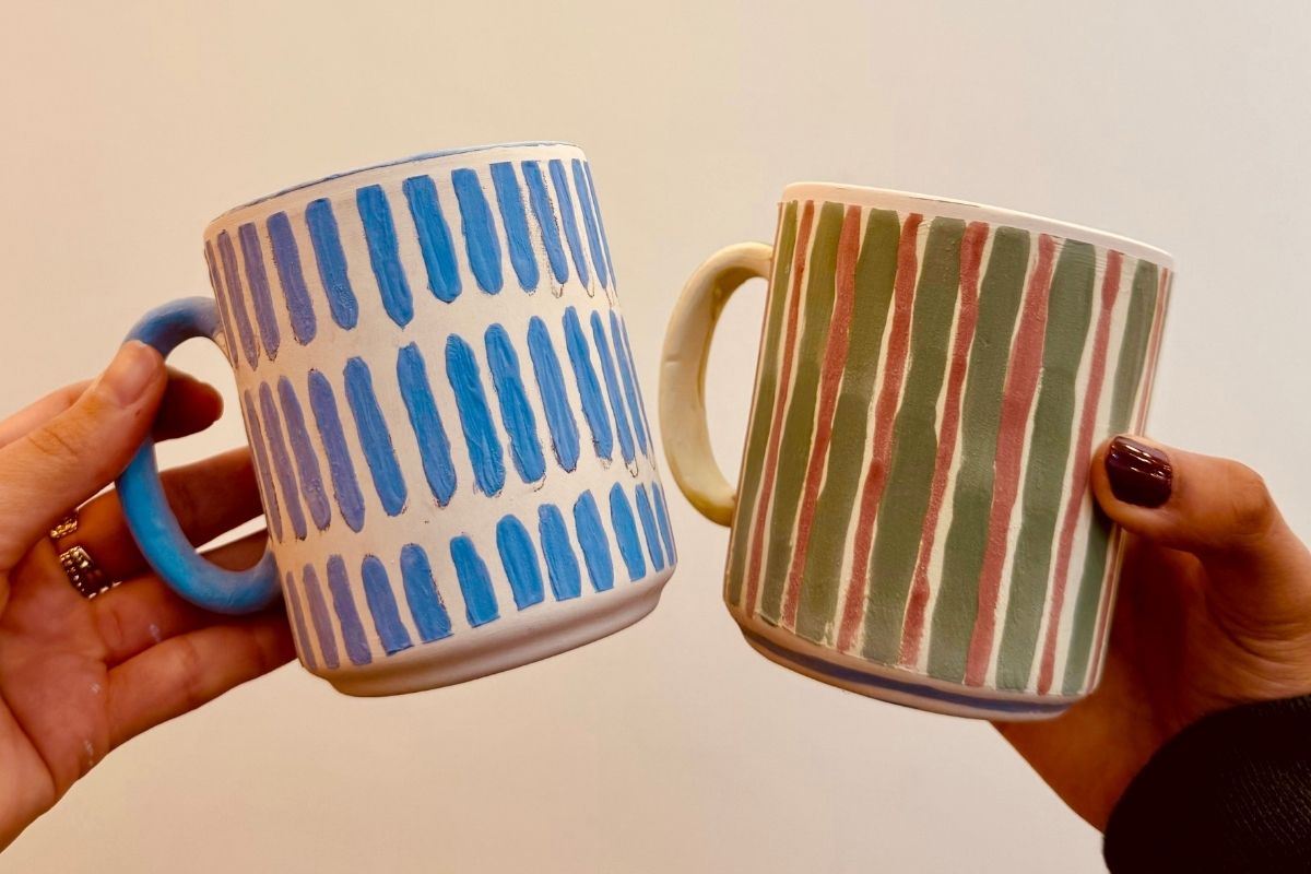 Pla romàntic i creatiu a Barcelona pintant ceràmica